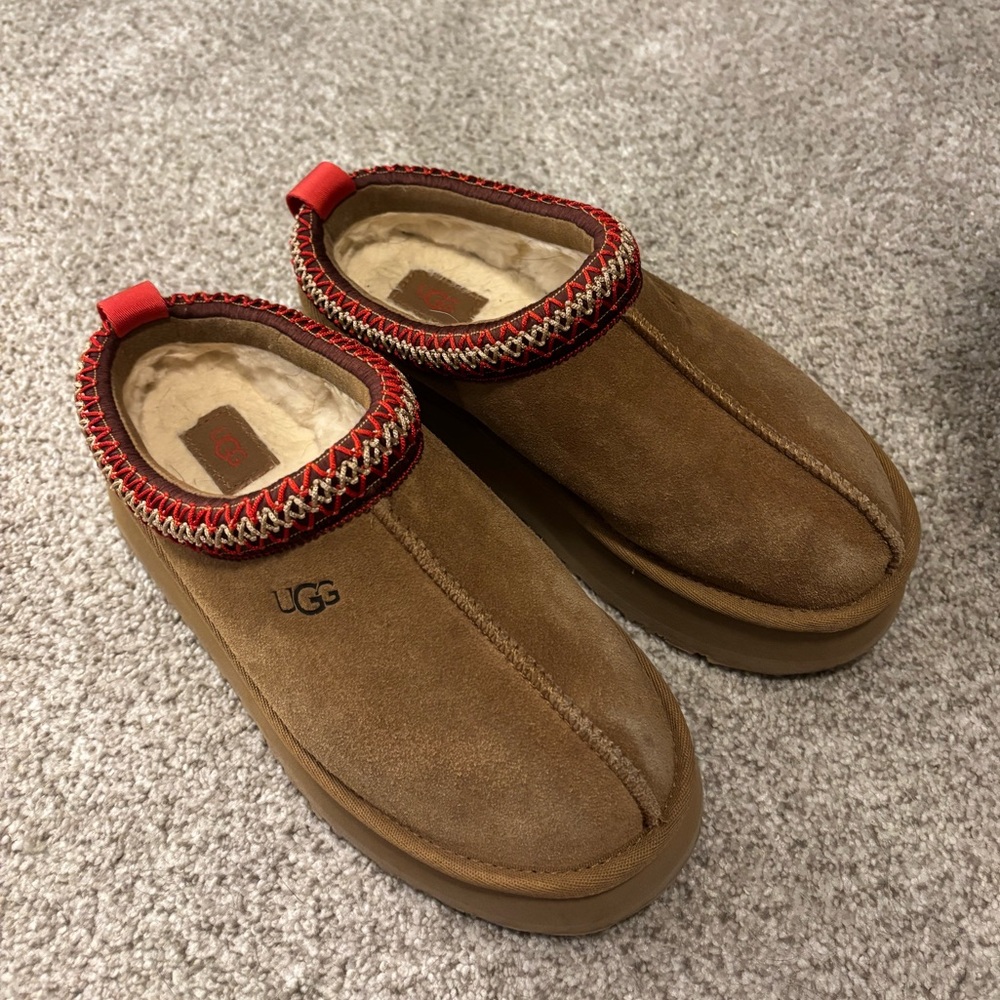 UGG Tazz II Suede Platform with Red Trim - Picture 4 of 8